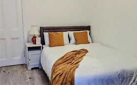 Cozy Room Close To The City